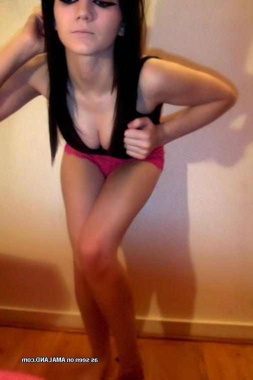 12P Picture set of a smoking hot amateur sexy emo teen