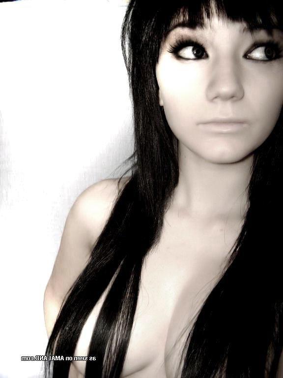 12P Picture set of a smoking hot amateur sexy emo teen