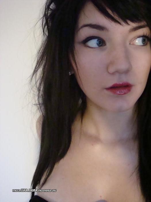 12P Picture set of a smoking hot amateur sexy emo teen