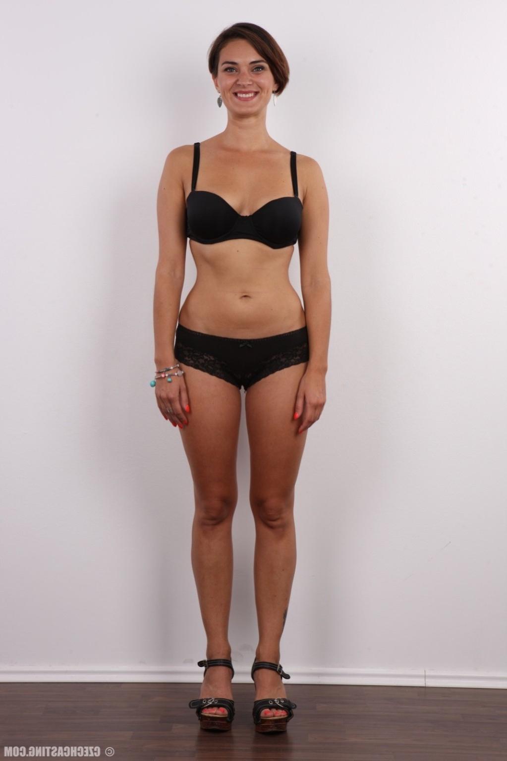 9P Sexy housewife poses in casting session