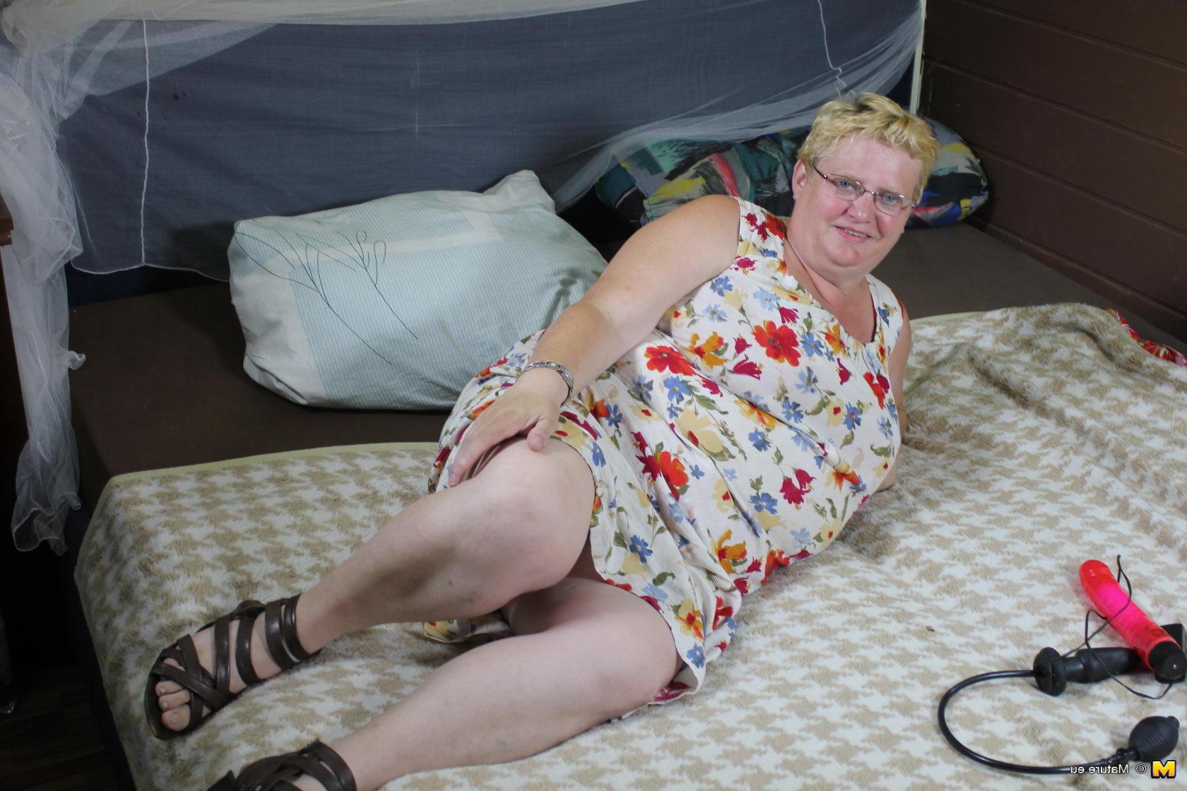 16P Chubby housewife getting ready to squirm