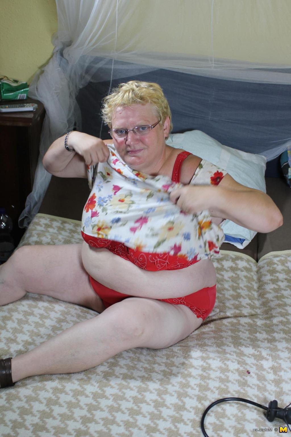 16P Chubby housewife getting ready to squirm
