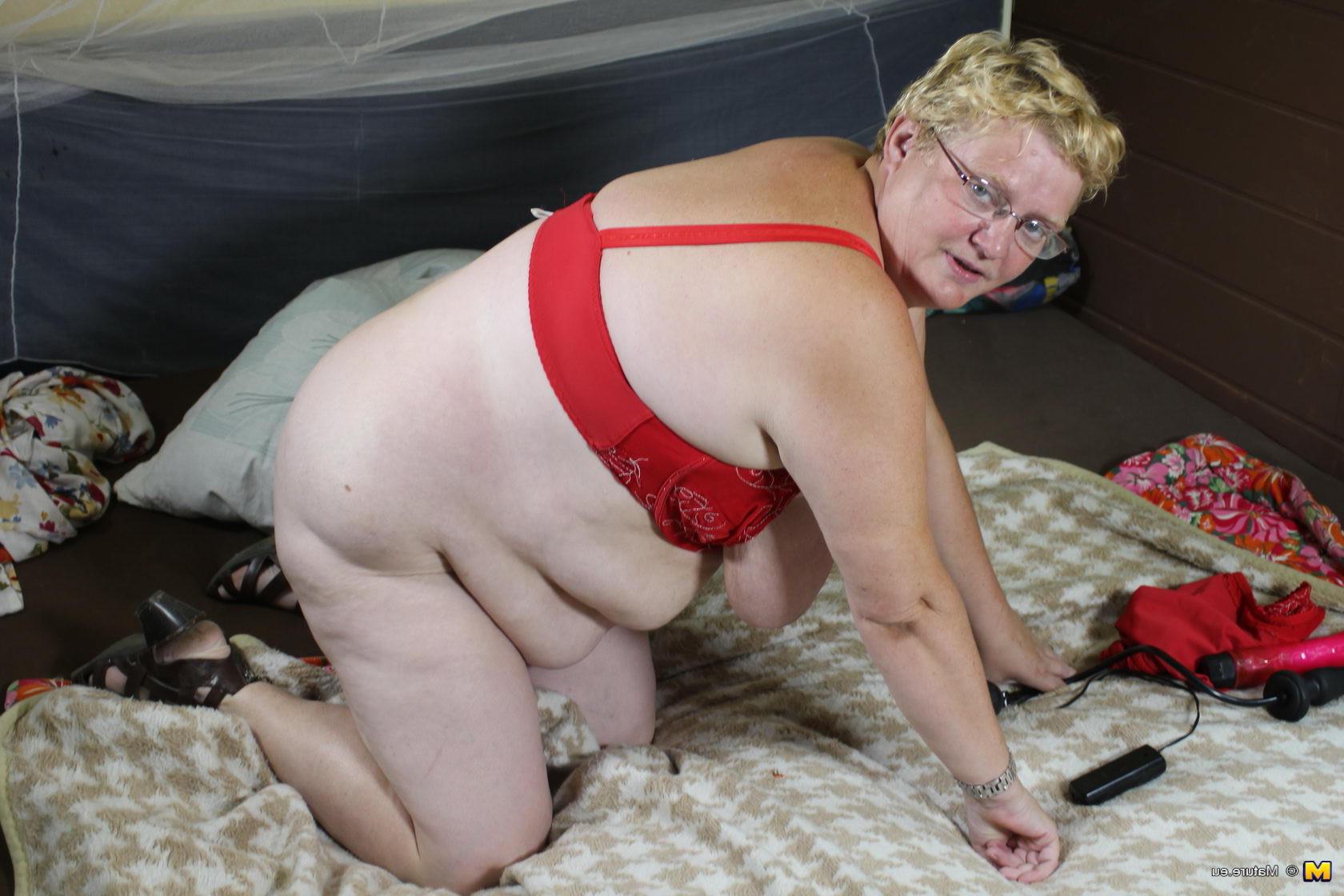 16P Chubby housewife getting ready to squirm