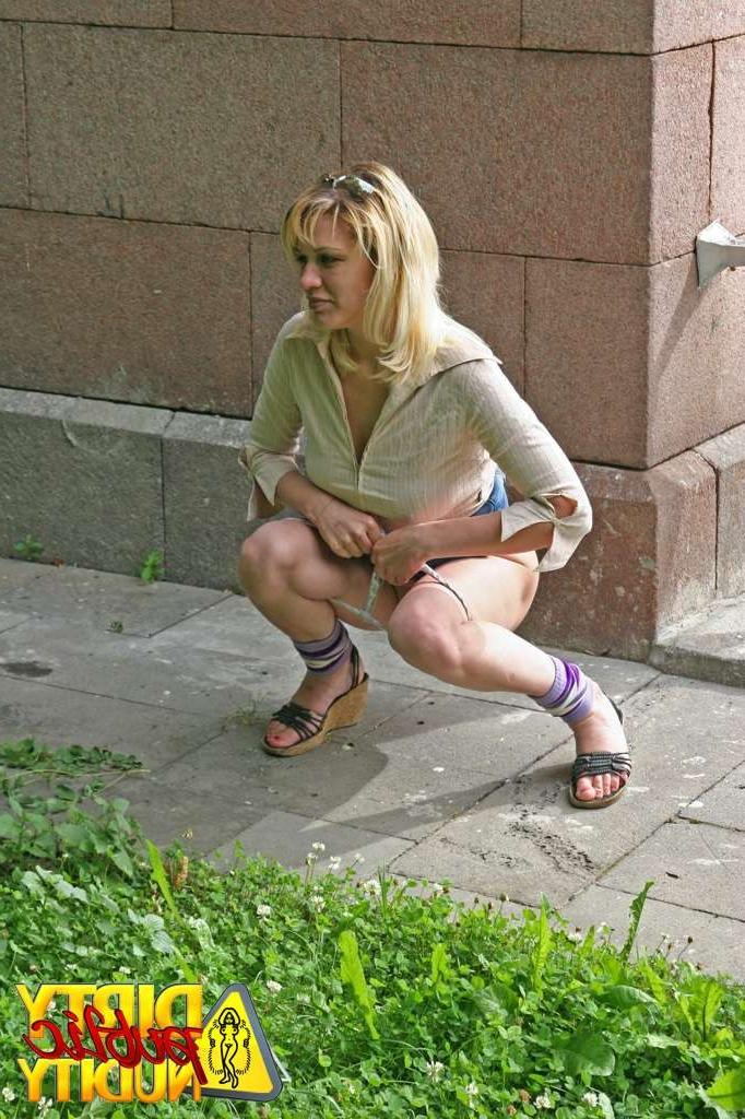 15P Ksenia squats down for a squirt