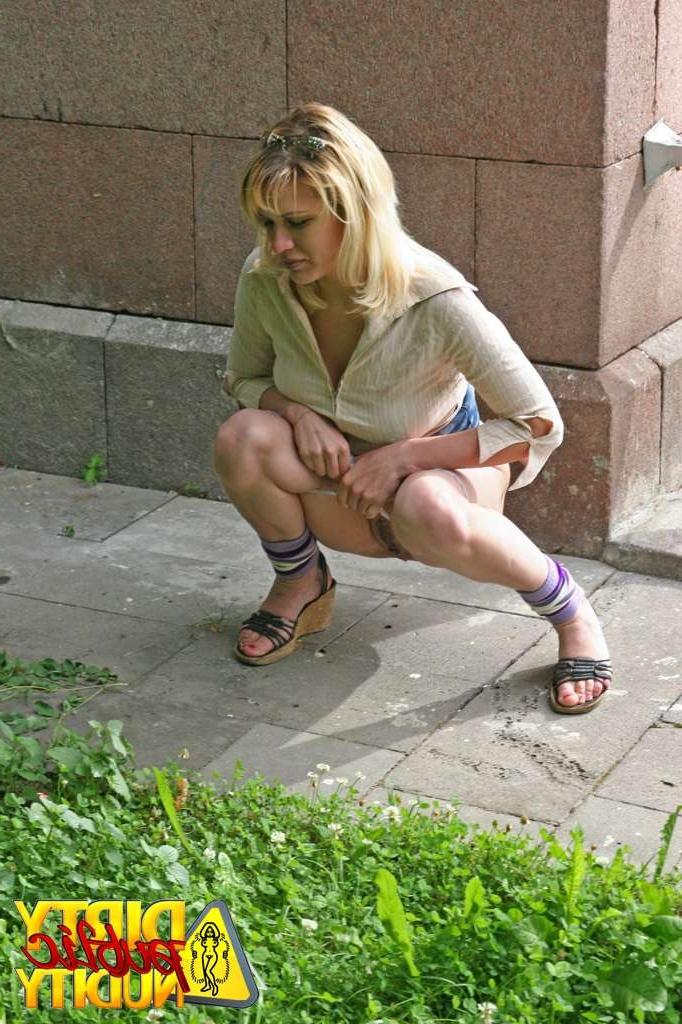 15P Ksenia squats down for a squirt