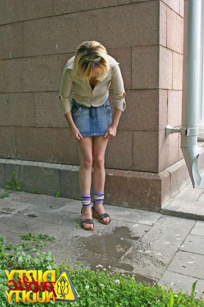 15P Ksenia squats down for a squirt