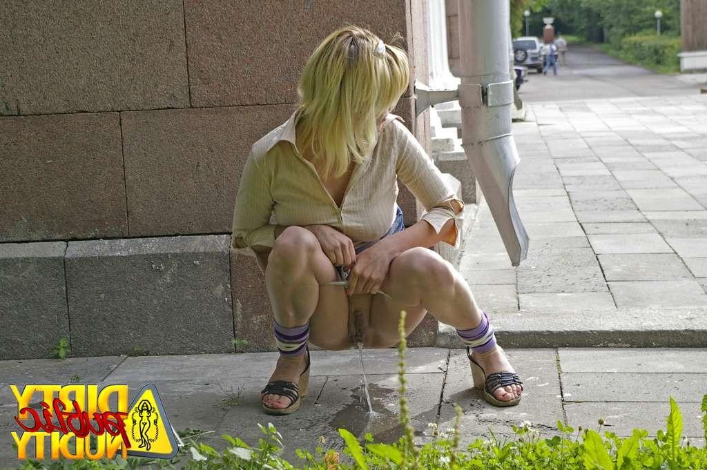 15P Ksenia squats down for a squirt