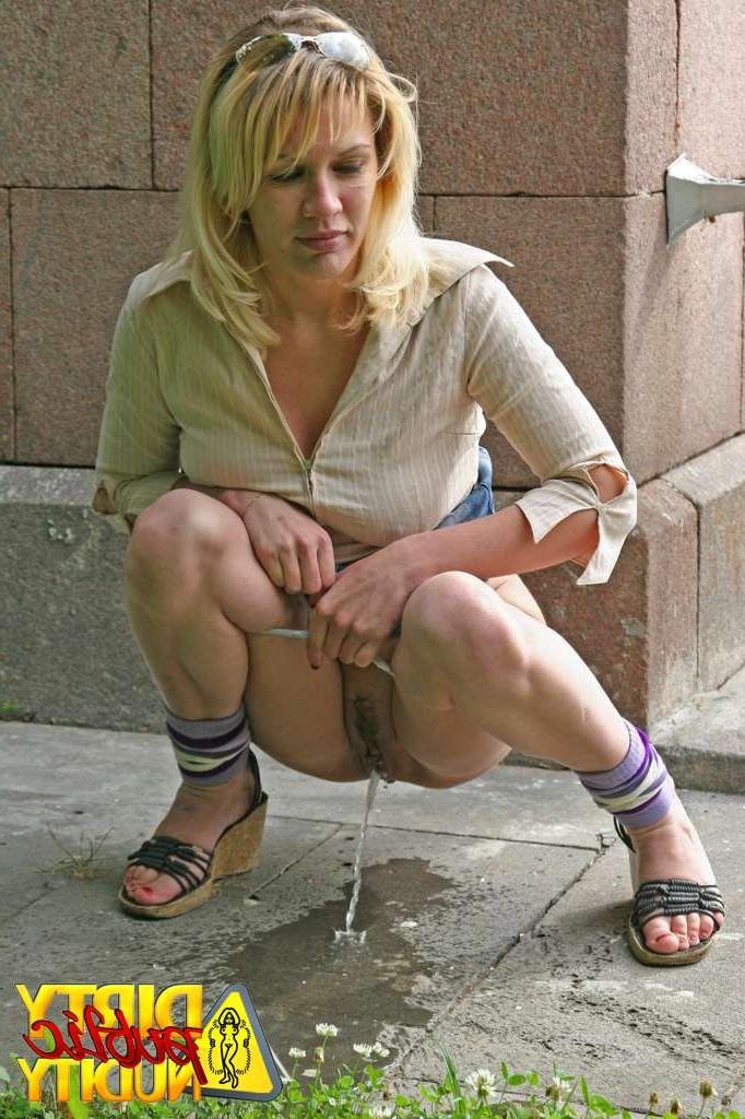 15P Ksenia squats down for a squirt