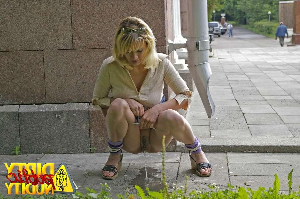 15P Ksenia squats down for a squirt