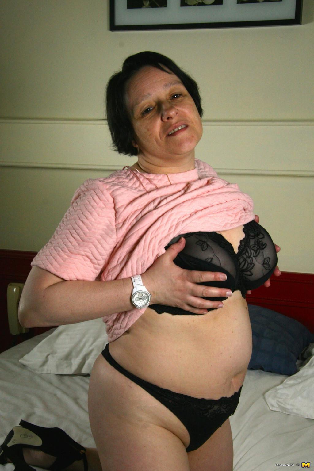 16P Chubby housewife playing with herself