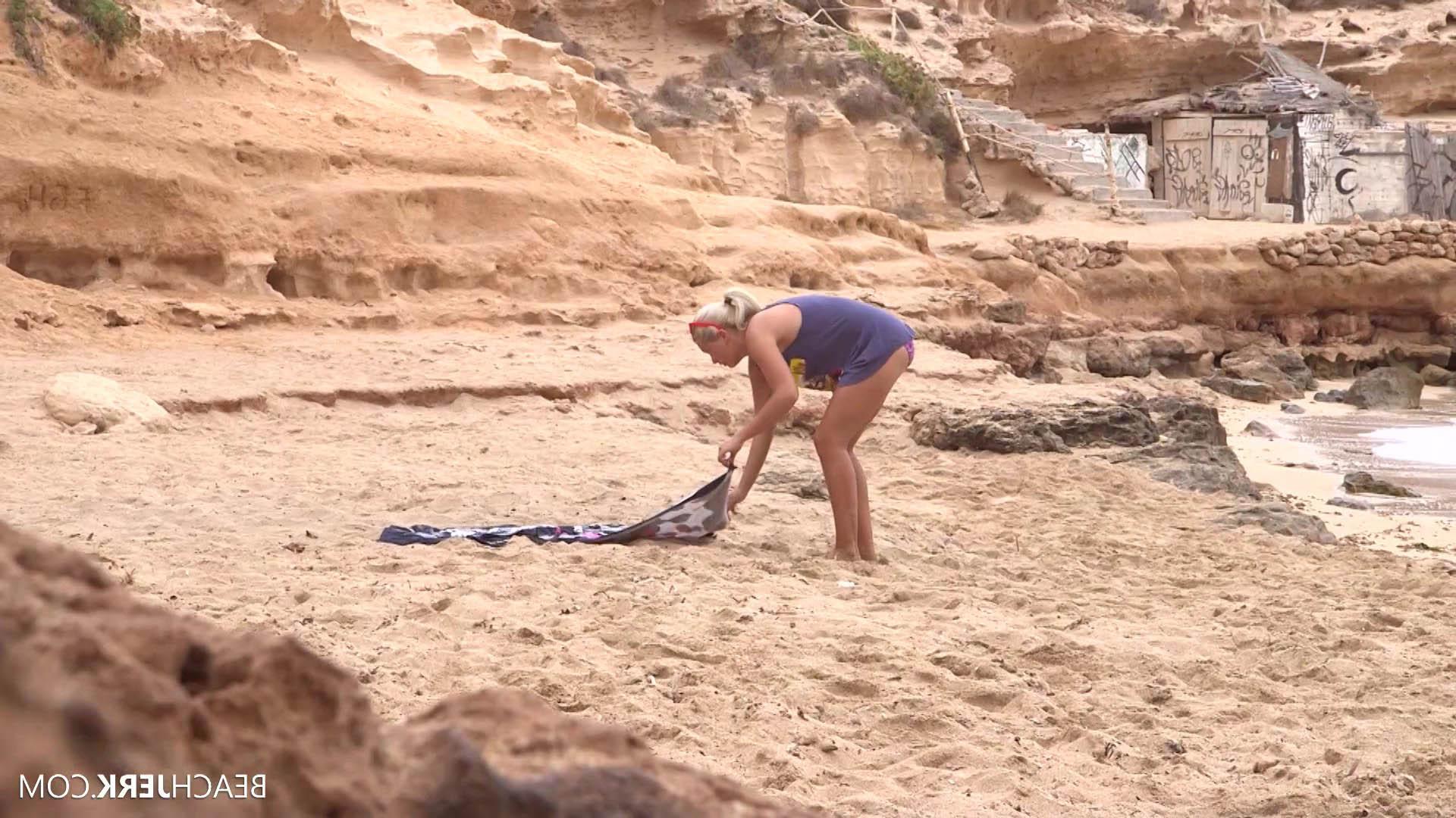16P Perv On The Beach