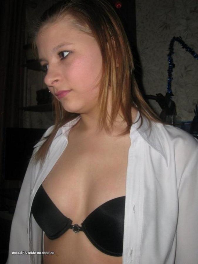 11P Pierced amateur babe posing in her sexy lingerie