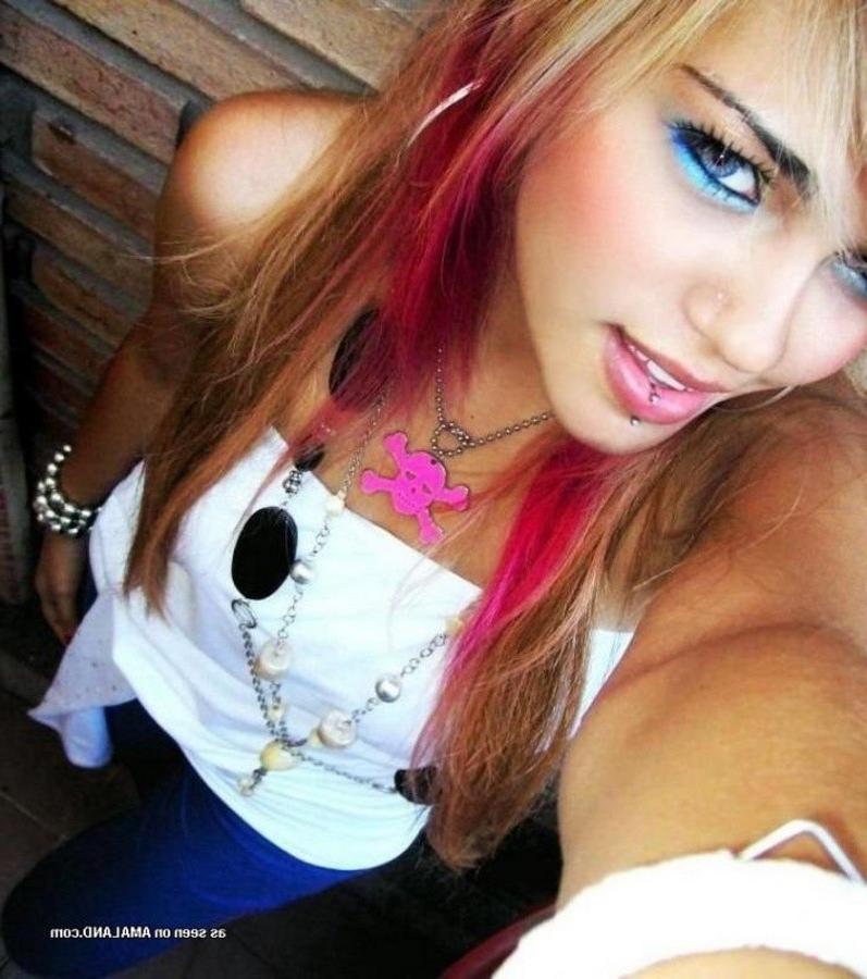 11P Pictures of a lovely sexy amateur pierced babe camwhoring