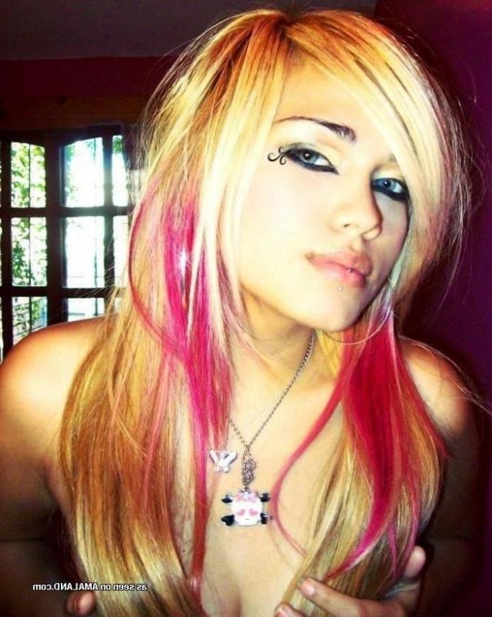 11P Pictures of a lovely sexy amateur pierced babe camwhoring