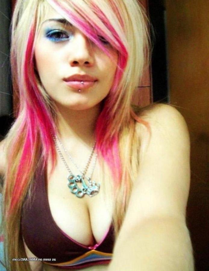 11P Pictures of a lovely sexy amateur pierced babe camwhoring