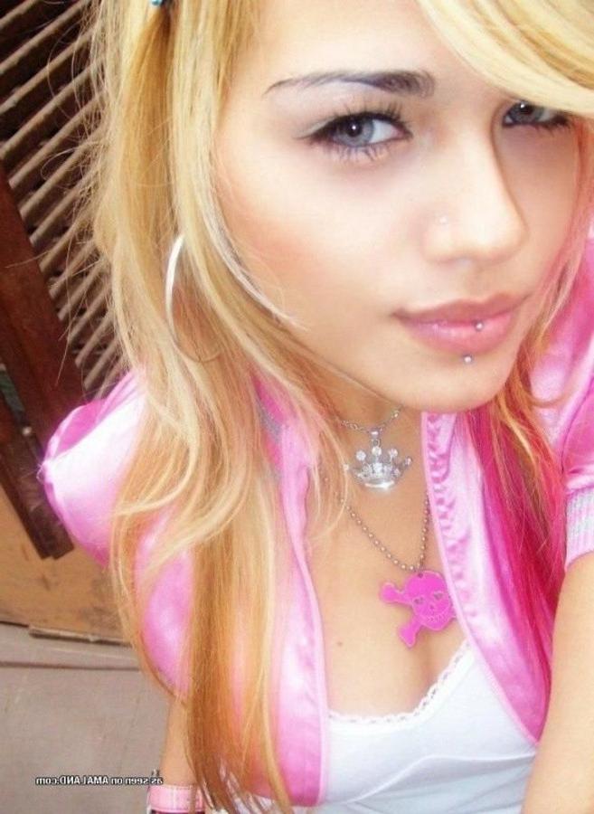 11P Pictures of a lovely sexy amateur pierced babe camwhoring