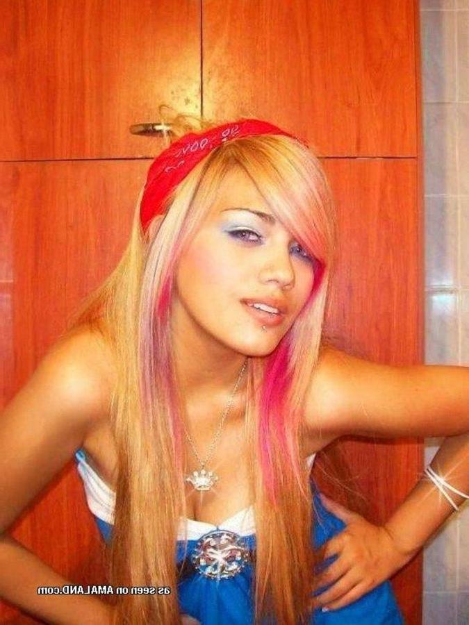 11P Pictures of a lovely sexy amateur pierced babe camwhoring
