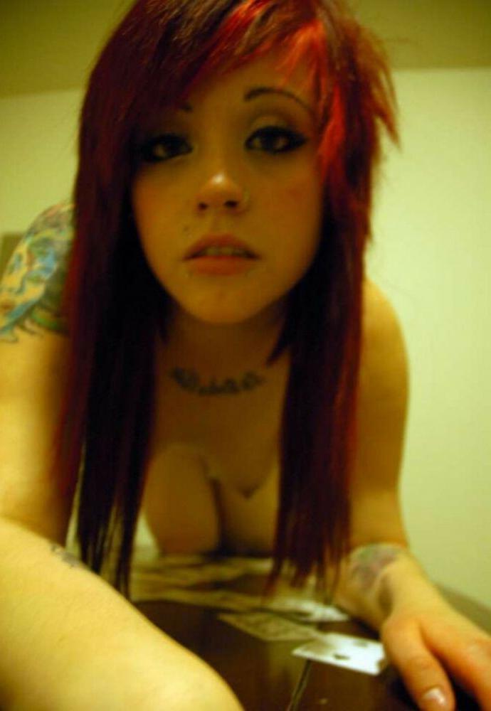 15P Emo teen girlfriends posing and selfshot pic