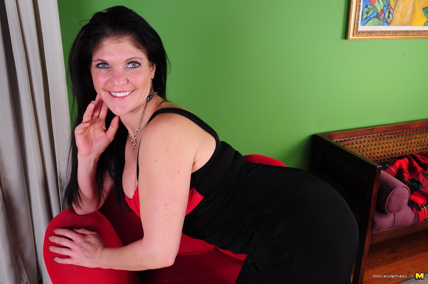 16P Horny housewife from the states playing alone