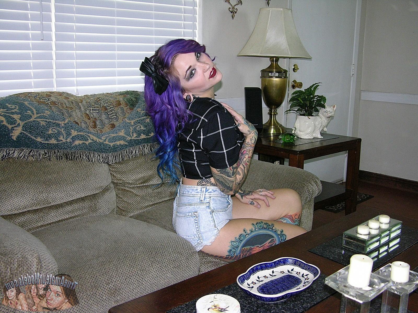 16P Metalhead Babe spreizt den Arsch - Trueamateurmodels.com
