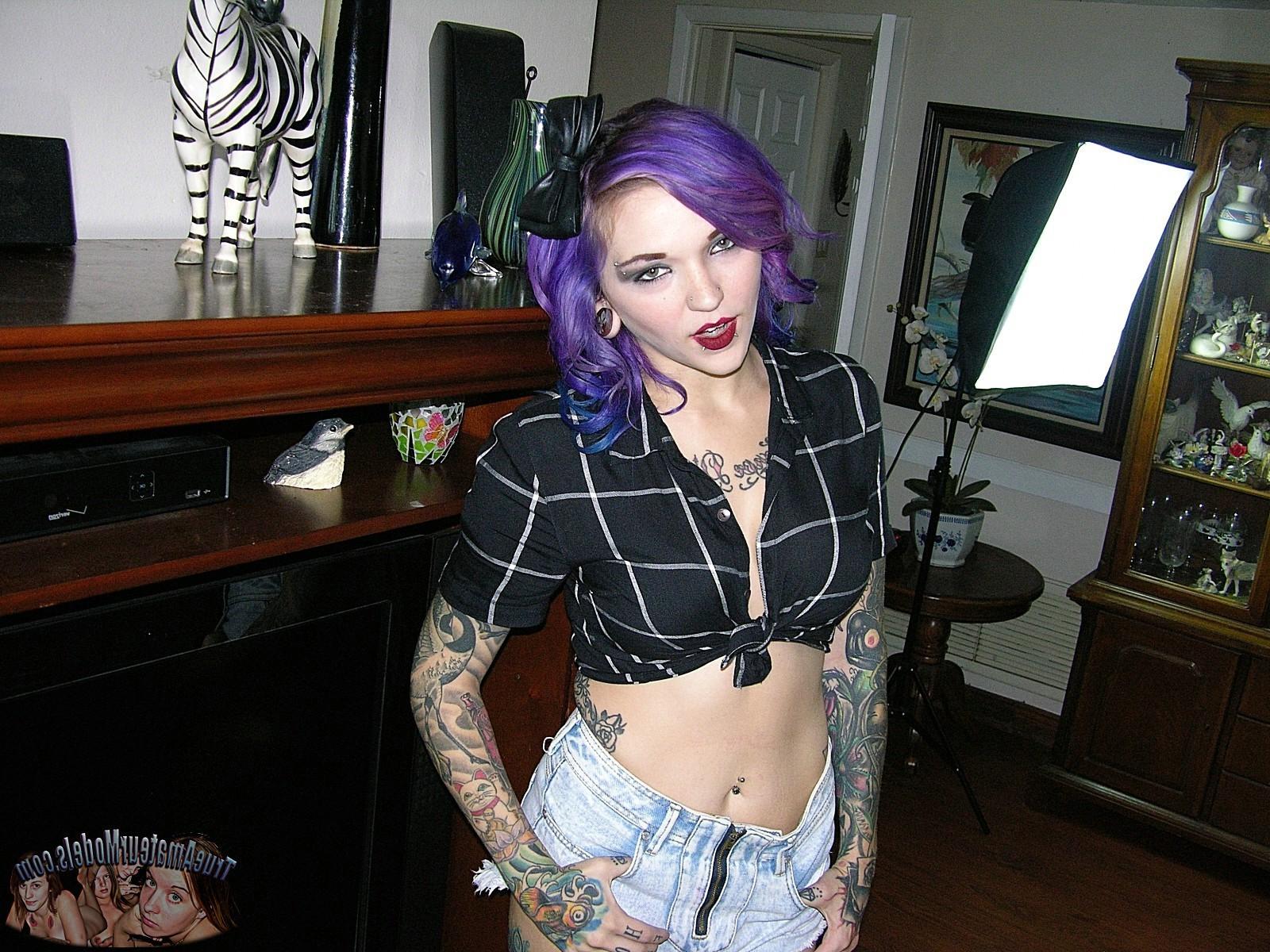 16P Metalhead Babe spreizt den Arsch - Trueamateurmodels.com
