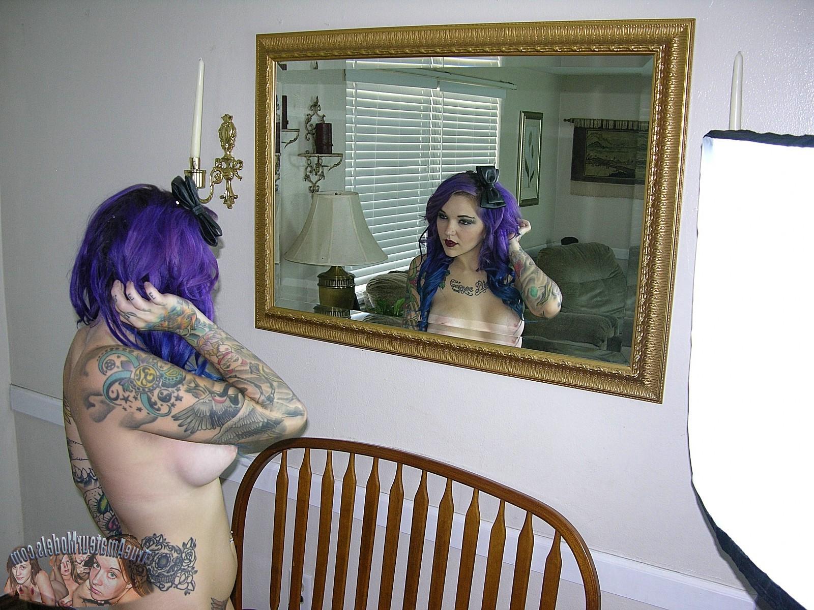 16P Metalhead Babe spreizt den Arsch - Trueamateurmodels.com