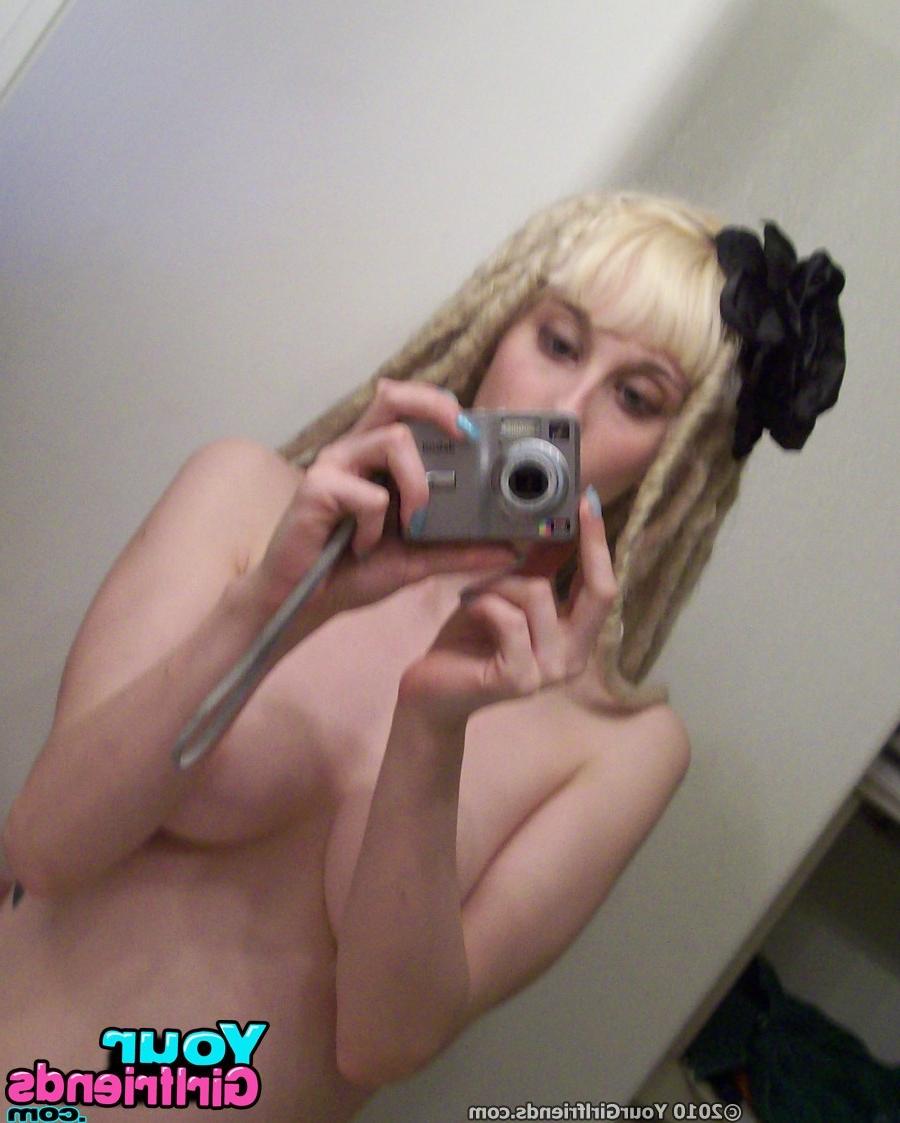 11P Emo girlfriend with tight body takes some hot self mirror pics.
