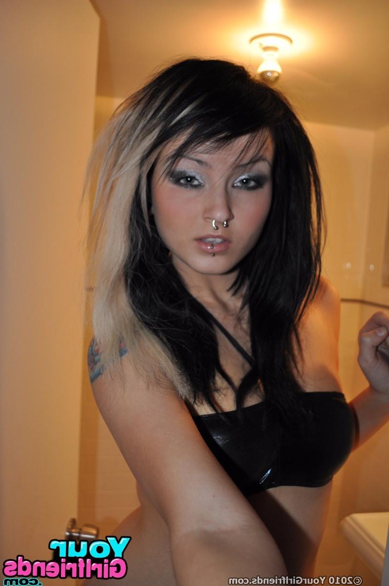 11P Emo teen snaps some mirror pics of her hot as fuck body for her BF