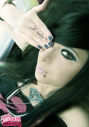 15P Cute emo girlfriends posing for cell pics