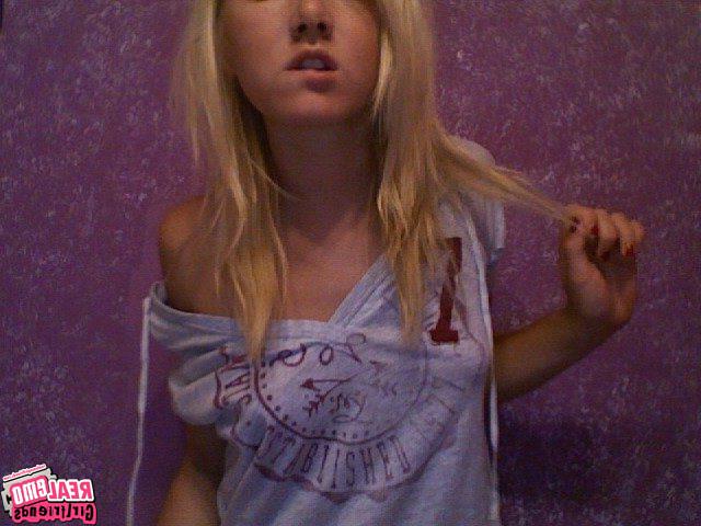 15P Cute emo girlfriends posing for cell pics
