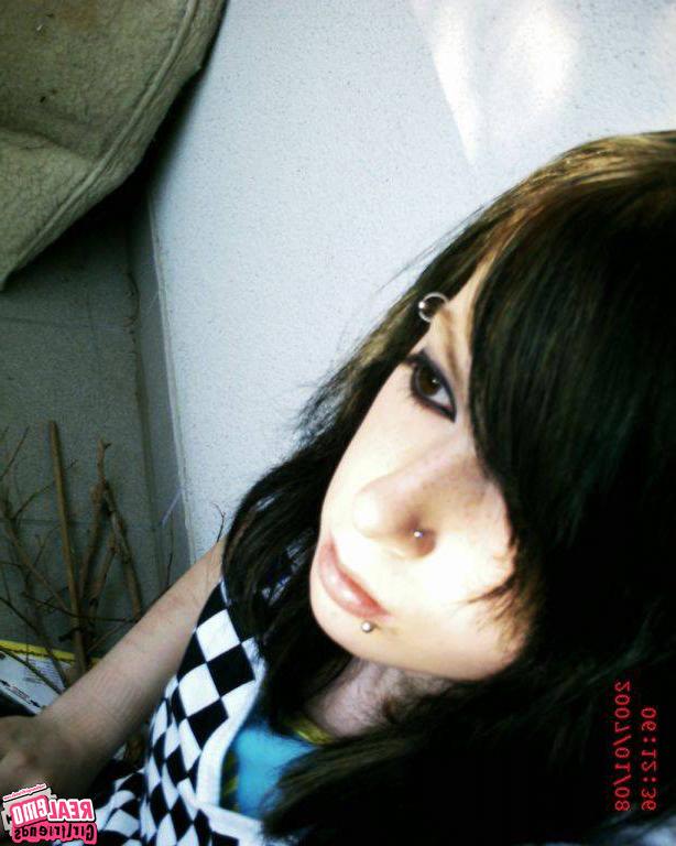 15P Cute emo girlfriends posing for cell pics