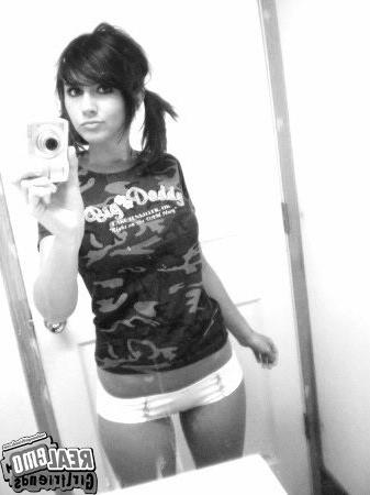 15P Cute emo girlfriends posing for cell pics