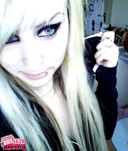 15P Cute emo girlfriends posing for cell pics