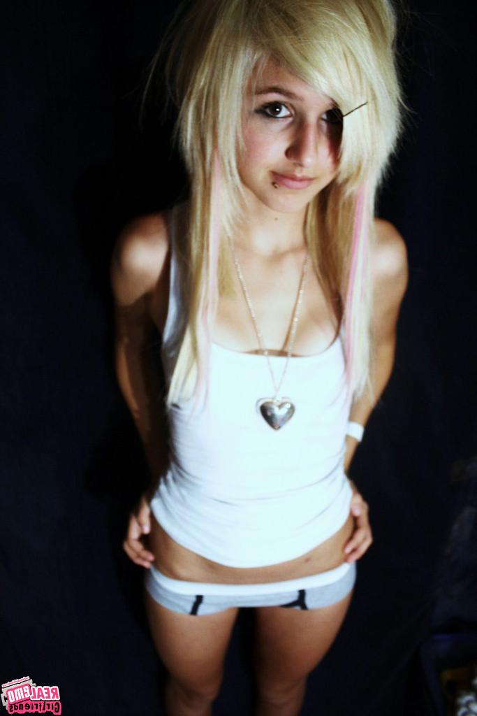 15P Cute emo girlfriends posing for cell pics