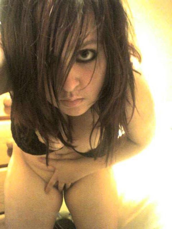 10P busty emo chick naked and selfshooting