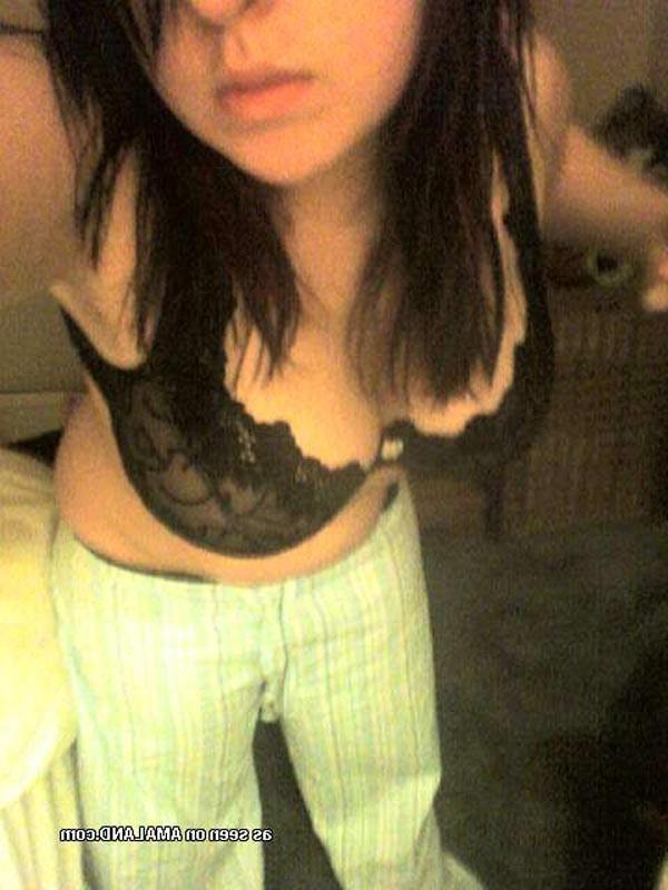 10P busty emo chick naked and selfshooting