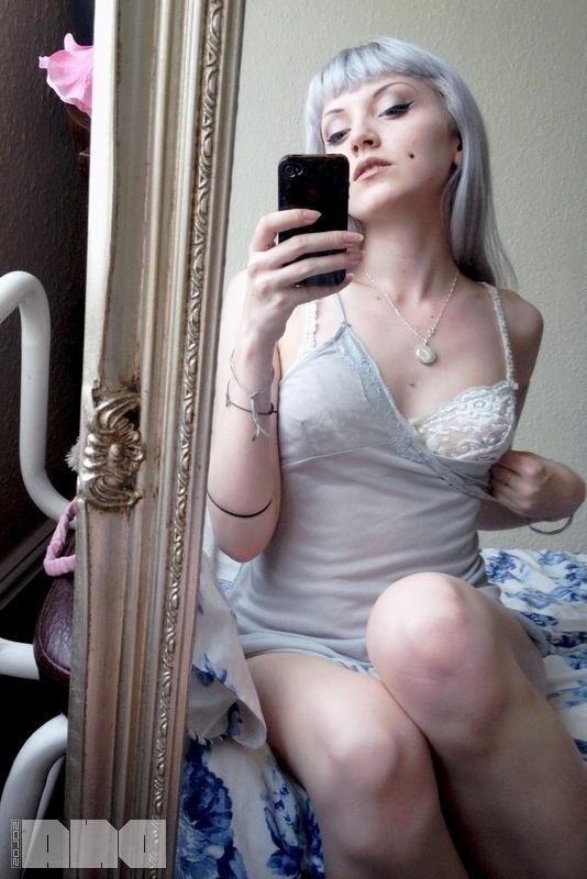 15P Pale girl selfies