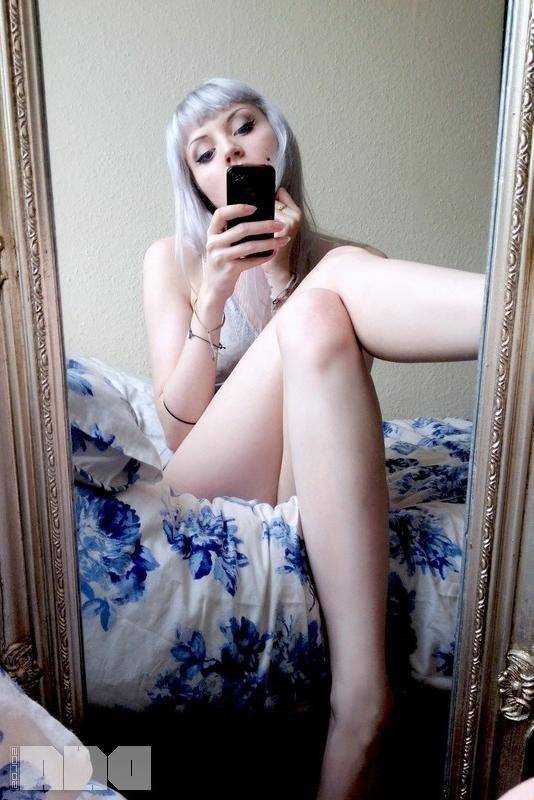 15P Pale girl selfies