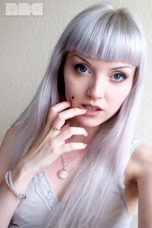 15P Pale girl selfies