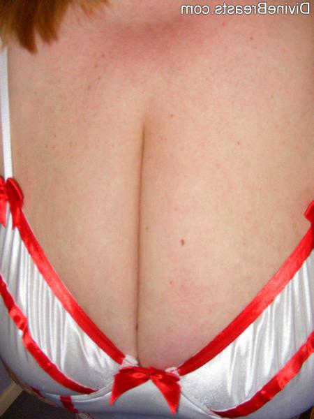 15P Mature amateur plumper Kelly showing off enormous tits