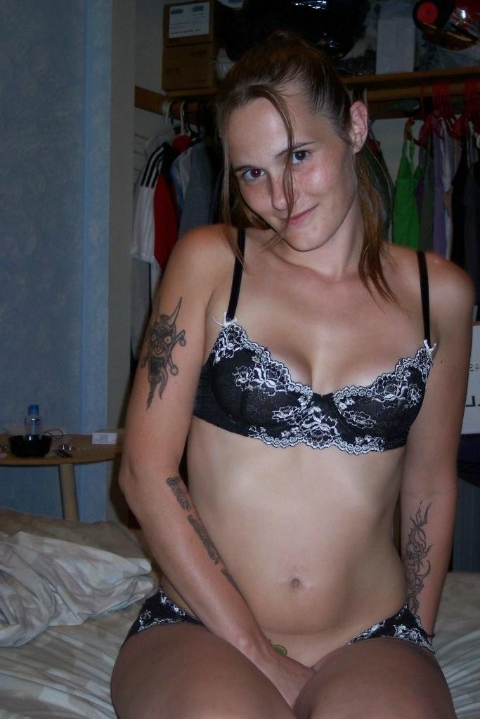 12P Sexy amateur girls taking self photos