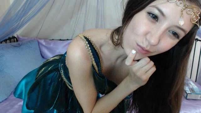 16P Amateur fucks dildo