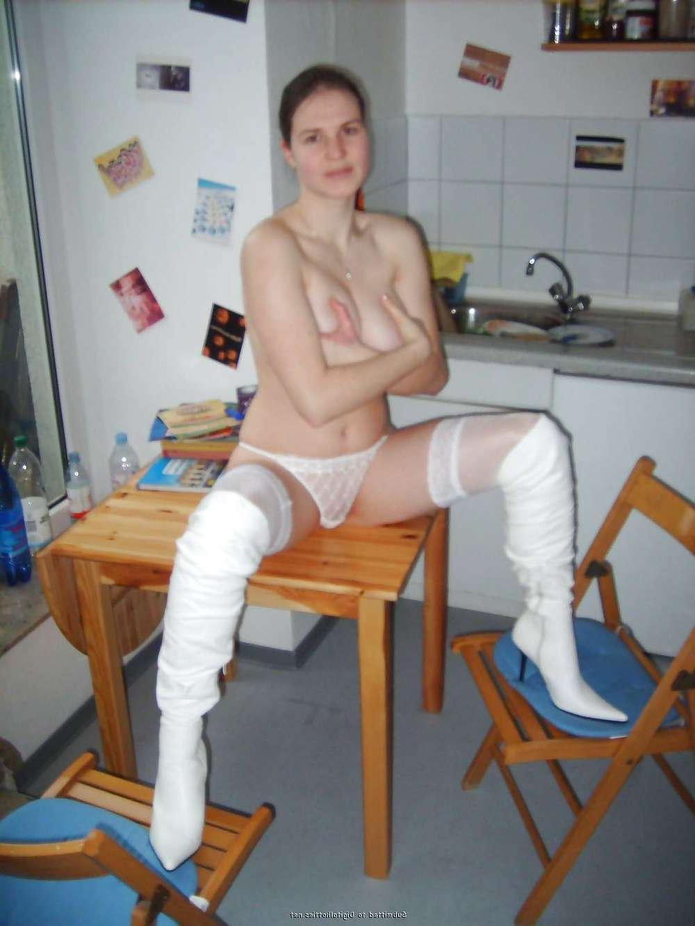 25P German gf posing and blowing