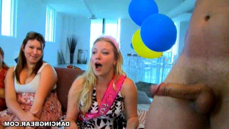 16P Male strippers getting mouth action from the crowd