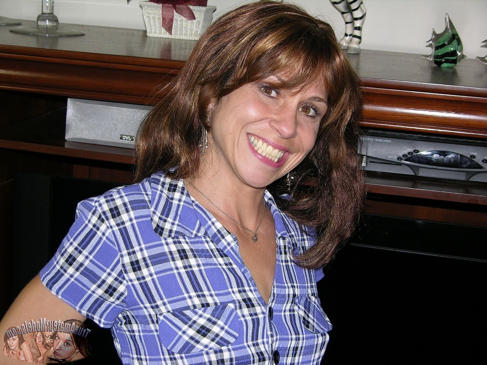 16P Amateur Soccer Mom MILF Models Nude  - Trueamateurmodels.com