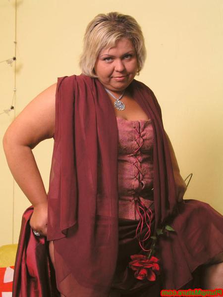 15P Exciting horny plump blonde posing in doggy style