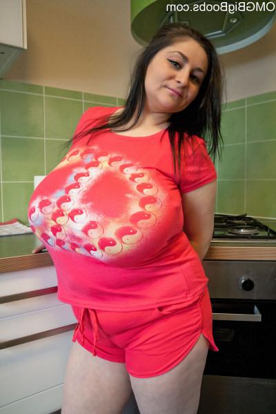 15P Plump mature amateur Alice flaunts giant 85JJ titties