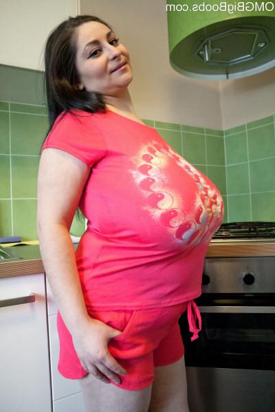 15P Plump mature amateur Alice flaunts giant 85JJ titties