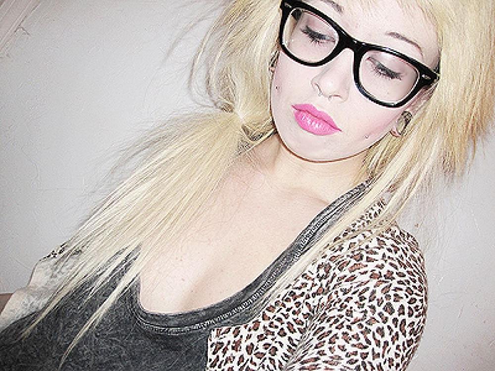 18P Cute alt girlfriends takes photos of themselves