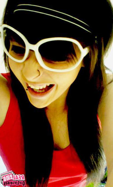 15P Self shot emo girlfriends posing for pics